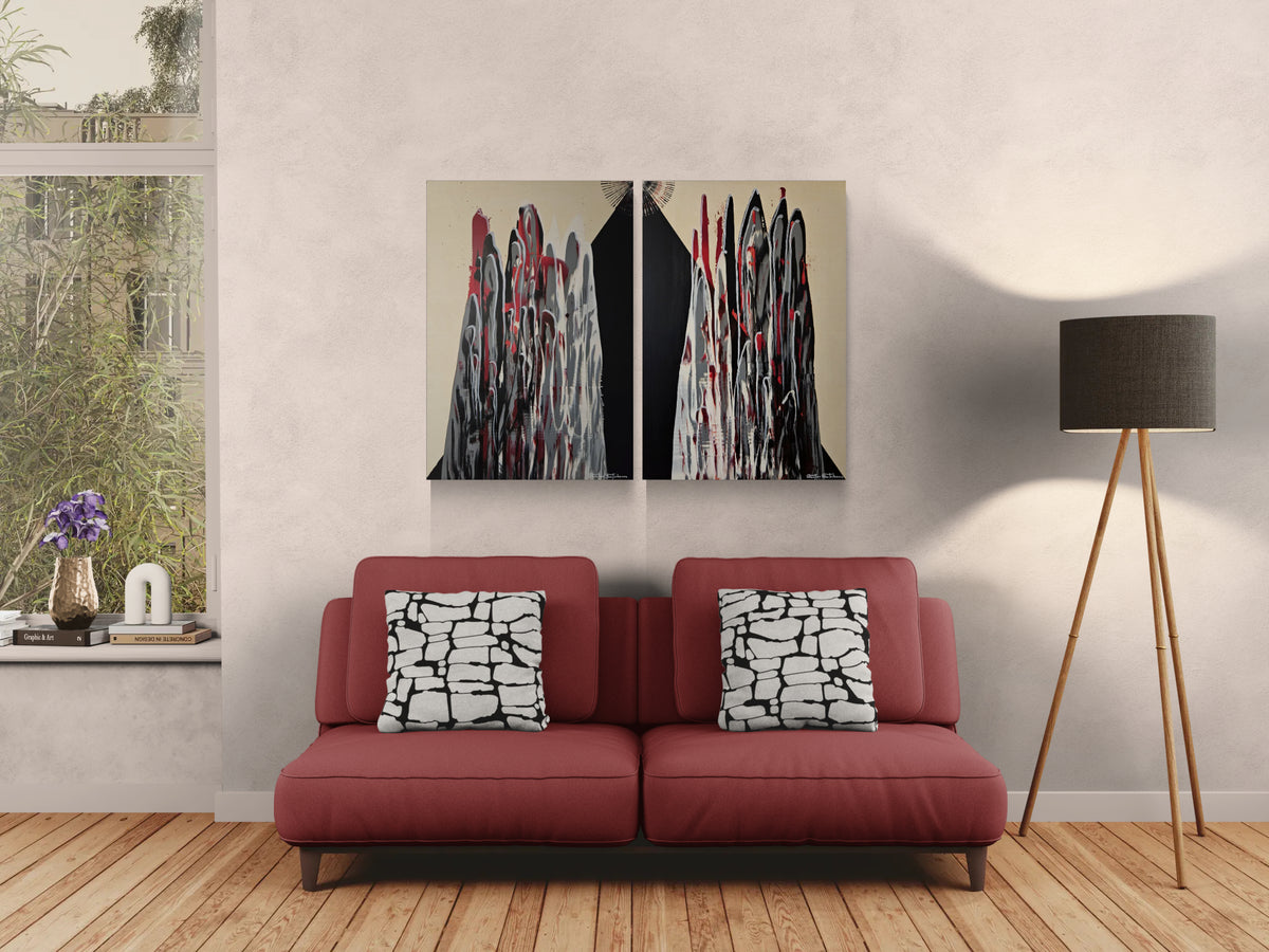 Harmonie der Gegensätze Nr. 1, abstraktes Gemälde, hängt gemeinsam mit Harmonie der Gegensätze Nr. 2, ebenso abstraktes Gemälde an der Wand über einem weinroten Sofa mit Stehlampe